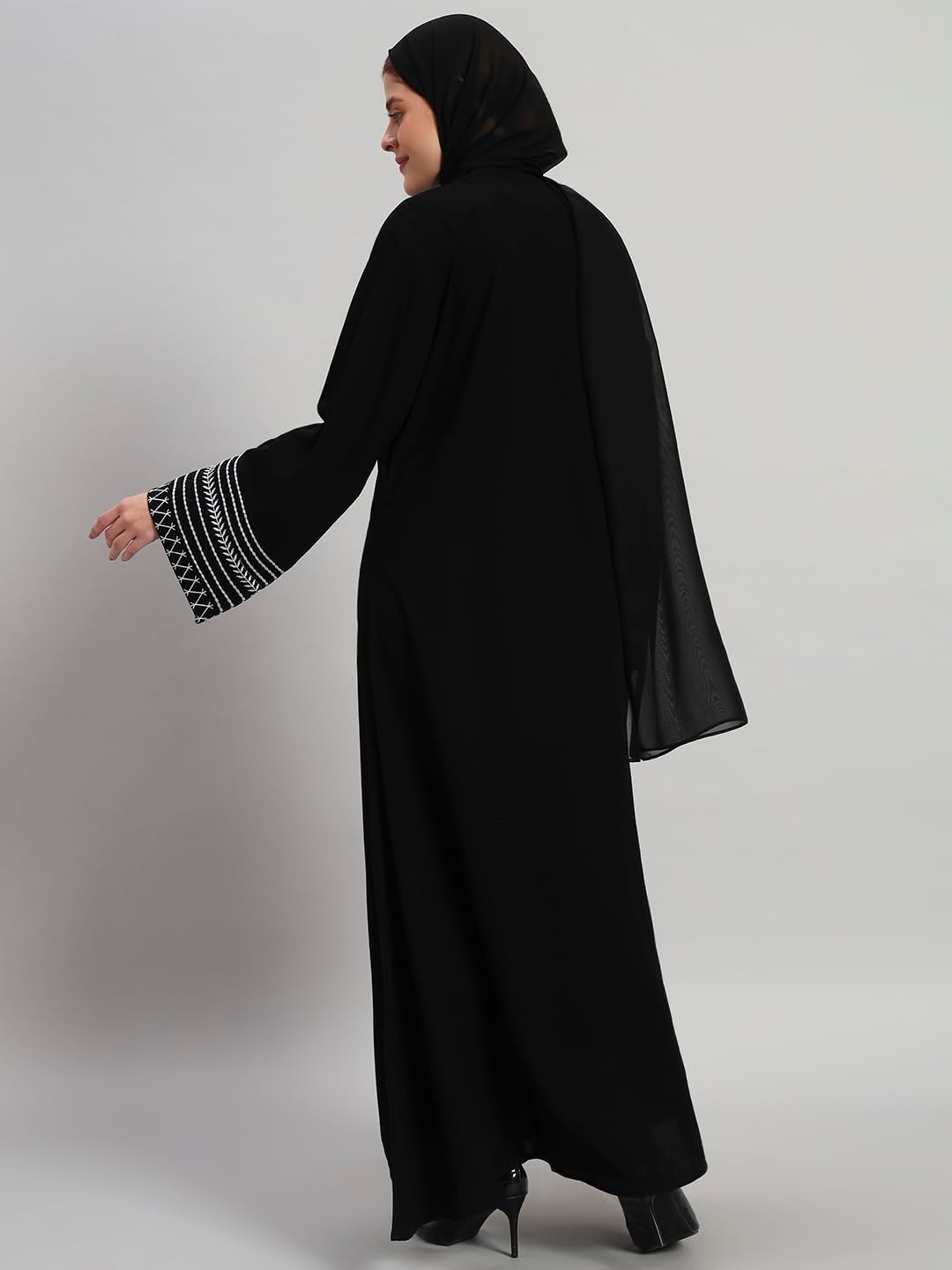 عباية أنيقة للنساء مع حجاب بتصميم مطرز يجمع بين الاحتشام والأناقة تغطي الجسم بالكامل - الصورة 19